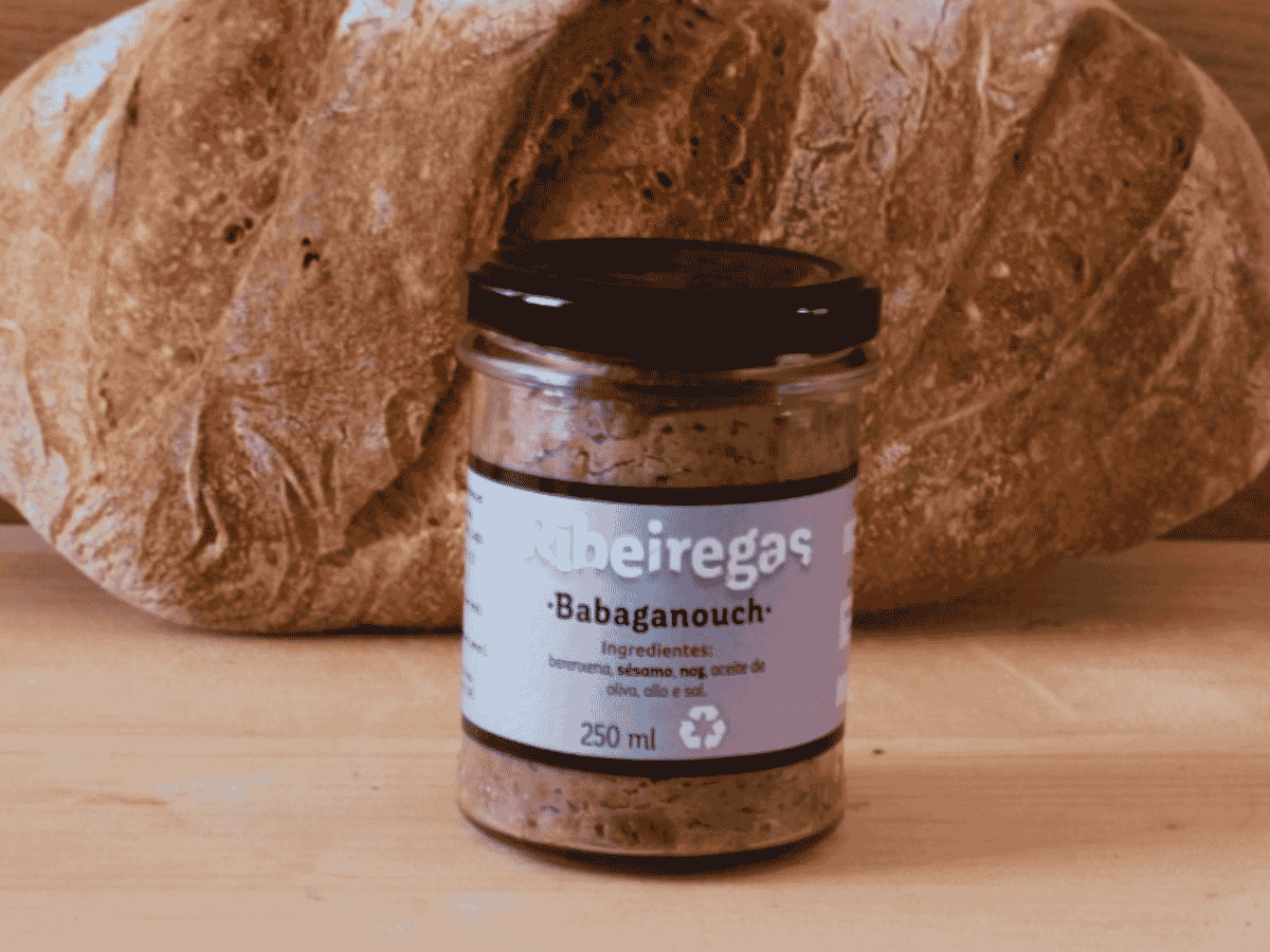 Bote de babaganouch Ribeiregas diante dun pan artesán
