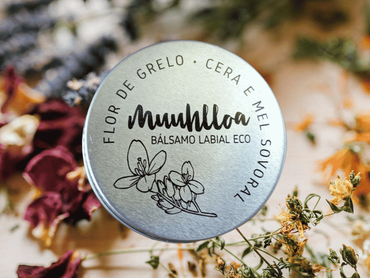 Tapa dun bálsamo labial ecolóxico Muuhlloa con flores secas