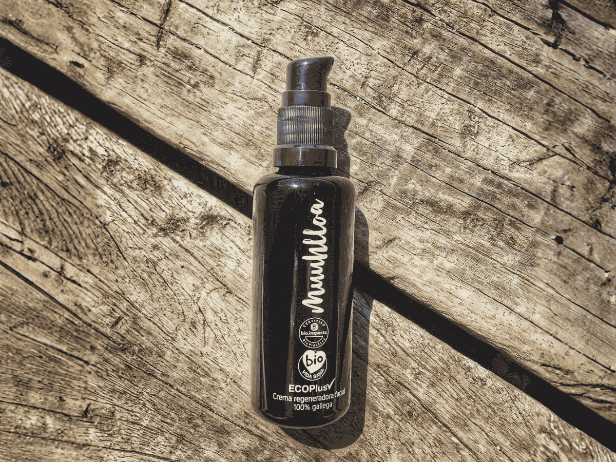 Bote spray de crema facial rexeneradora Muuhlloa sobre madeira