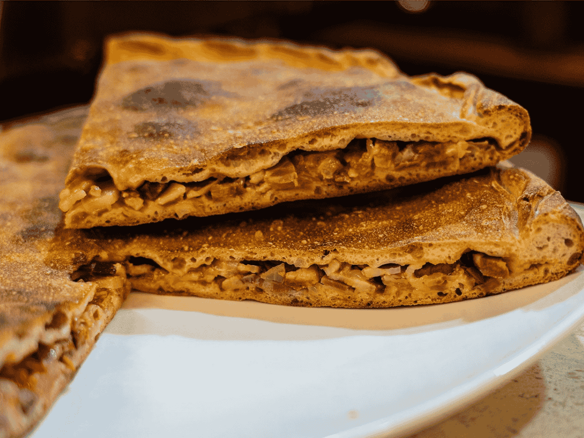 Anacos de empanada galega de liscos nun prato