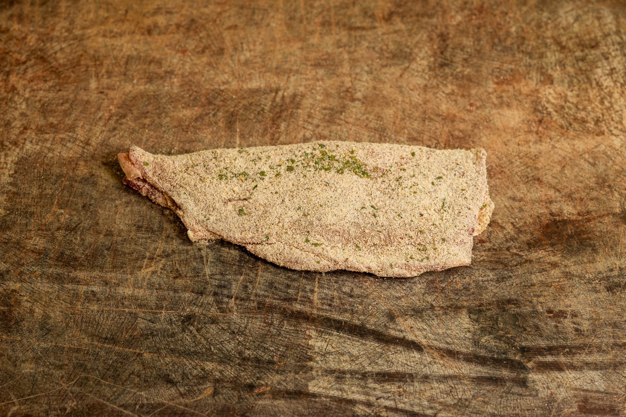 Cachopo de tenreira empanado sobre táboa de madeira