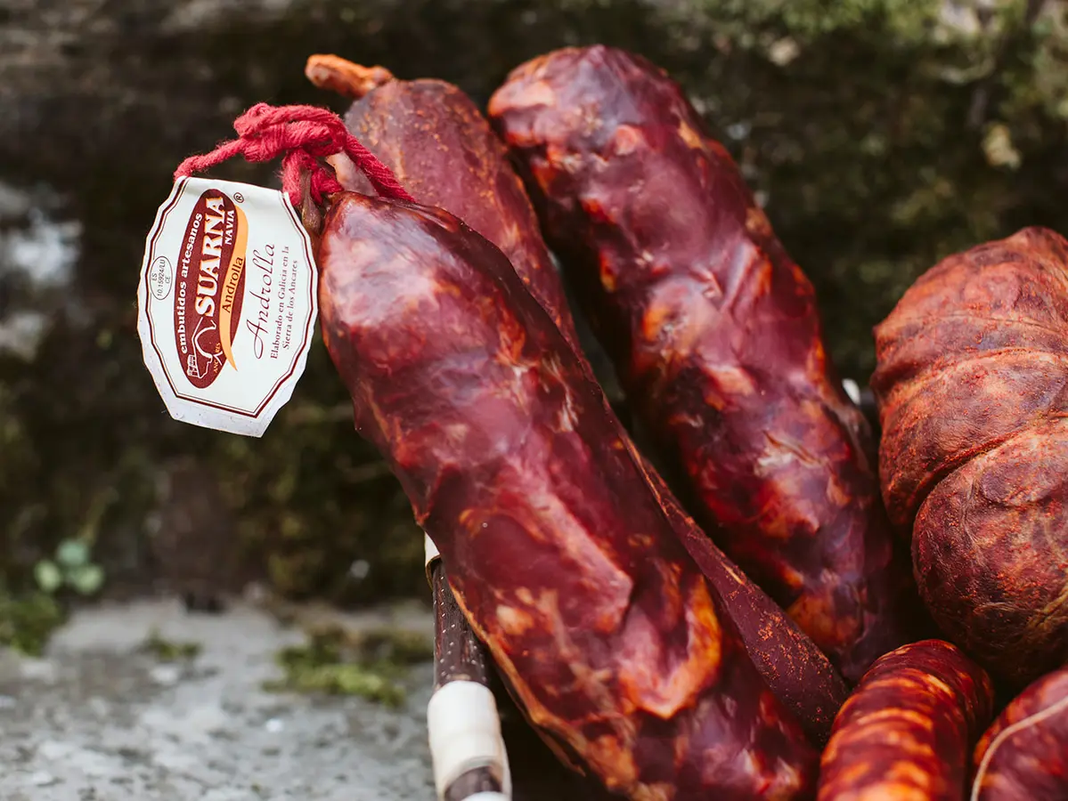 Androllas de Embutidos Suarna colgadas durante a cura