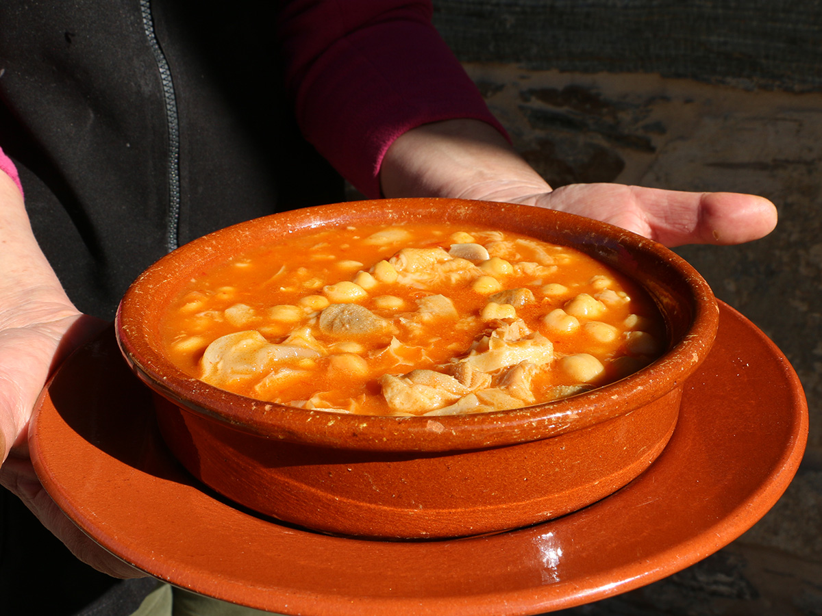 Cazola de callos con garavanzos servida por unhas mans
