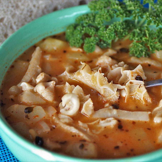 Cunca de callos de tenreira con salsa e verduras