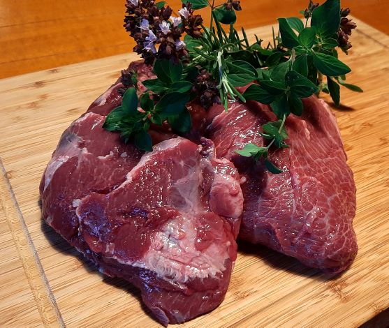 Meixelas de tenreira cruas con herbas aromáticas por riba