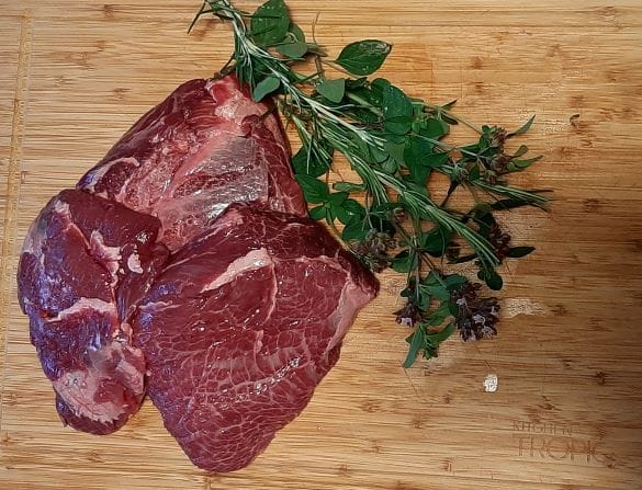 Meixelas de tenreira crúas con herbas aromáticas