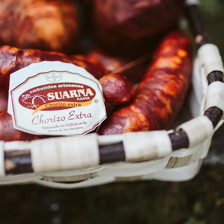 Cesta de chourizos artesáns con etiqueta Suarna Chorizo Extra
