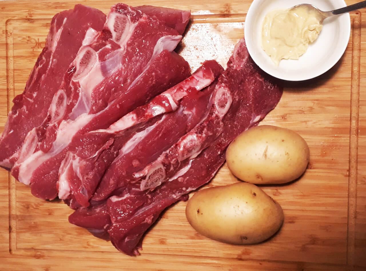 Costelas de churrasco de tenreira con patacas e mostaza