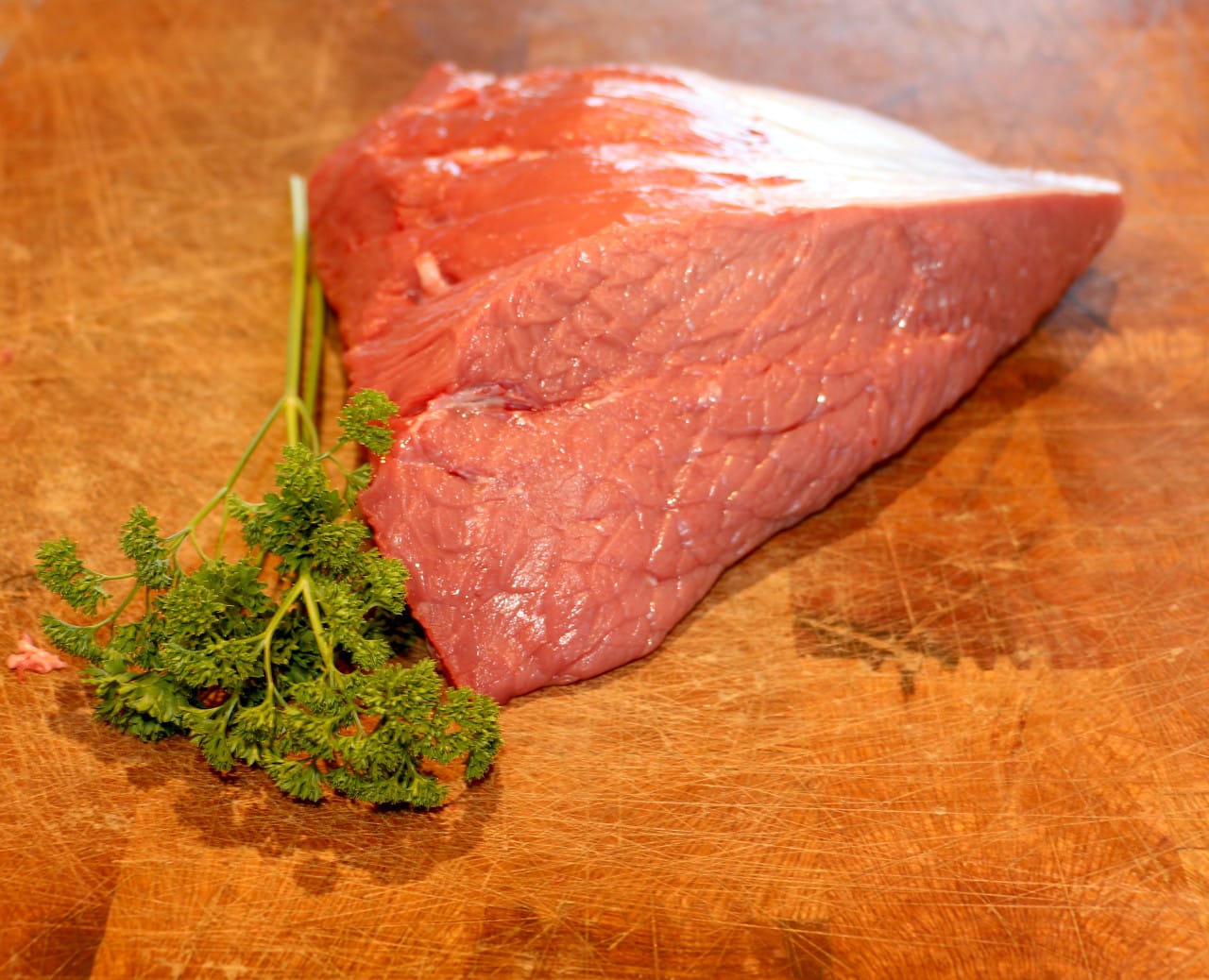 Peza de carne de tenreira para asar sen óso con perexil
