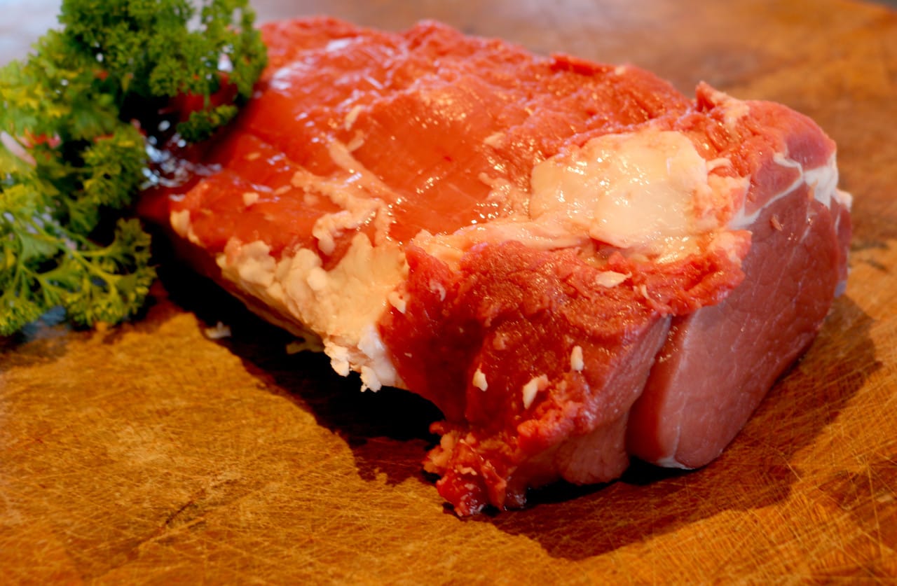 Peza de solombo de tenreira adobado con allo e perexil