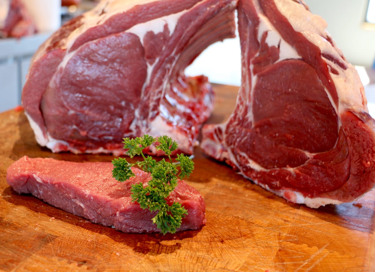 Entrecosto de tenreira galega crú con filete e perexil