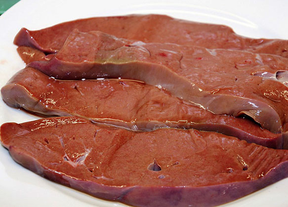 Filetes de fígado de tenreira nun prato branco