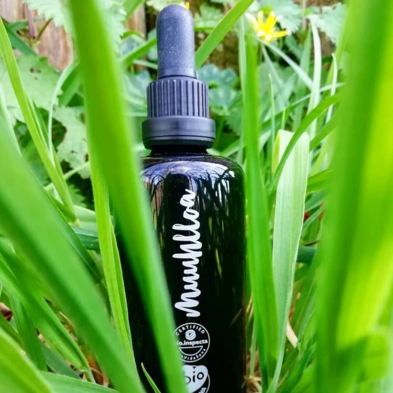 Bote conta-gotas de loción capilar Muuhlloa ecolóxica entre herba