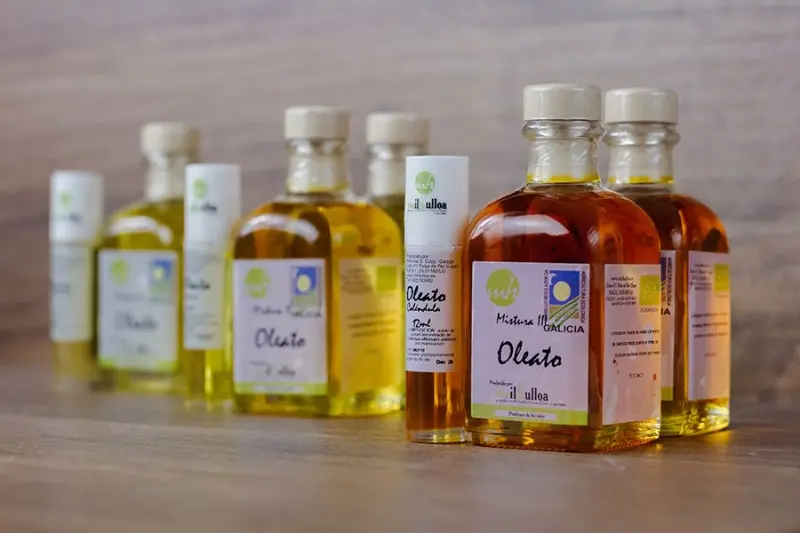 Botellas de oleatos Milhulloa en distintos tons dourados