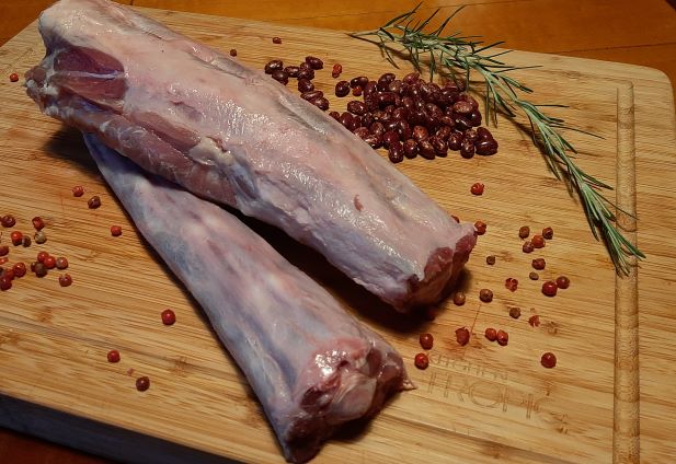 Anacos de rabo de tenreira con pementa rosa e romeu