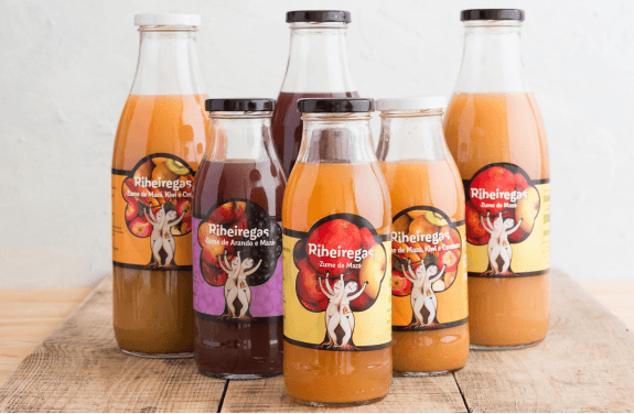 Variedade de zumes artesáns Ribeiregas en botellas de vidro