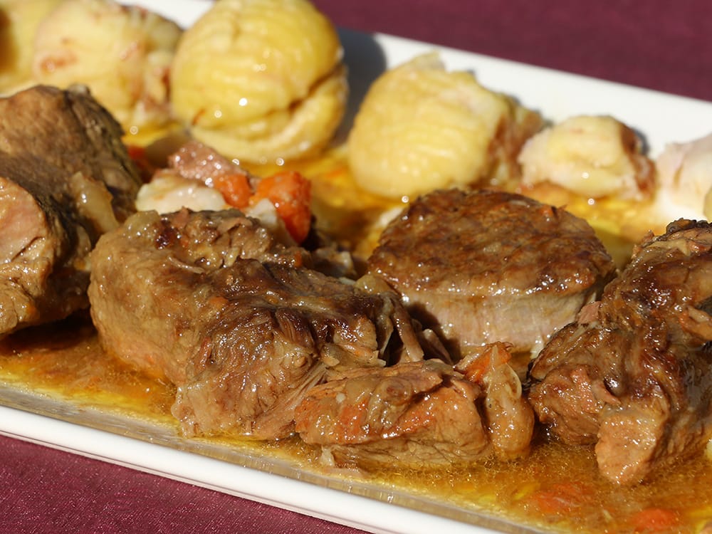 Xarrete de tenreira guisado con castañas nun prato branco
